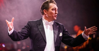 Markus Schimpp als abendlicher Spielleiter ihrer Veranstaltung